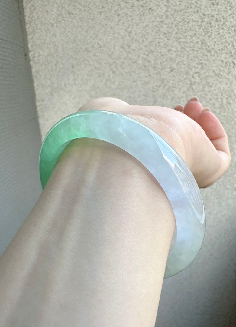 翡翠 ヒスイバングル 薄グリーンと薄グレーのグラデーション