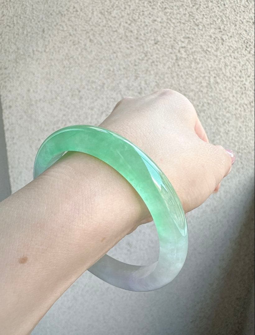 翡翠 ヒスイバングル 薄グリーンと薄グレーのグラデーション