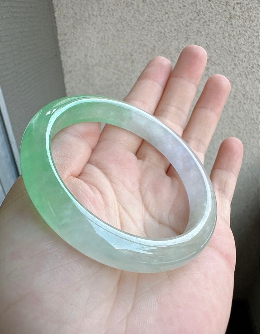 翡翠 ヒスイバングル 薄グリーンと薄グレーのグラデーション