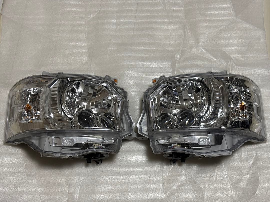 トヨタ　ハイエース　HIACE 純正　LEDヘッドライト