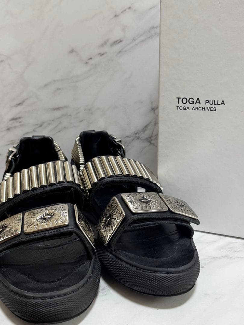 TOGA PULLA メタル装飾 ブラックサンダル