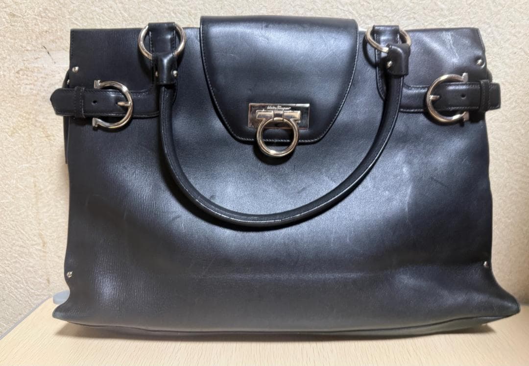 【特別セール中】 はなちゃん:フェラガモ黒 ハンドバッグ/ビジネスバック