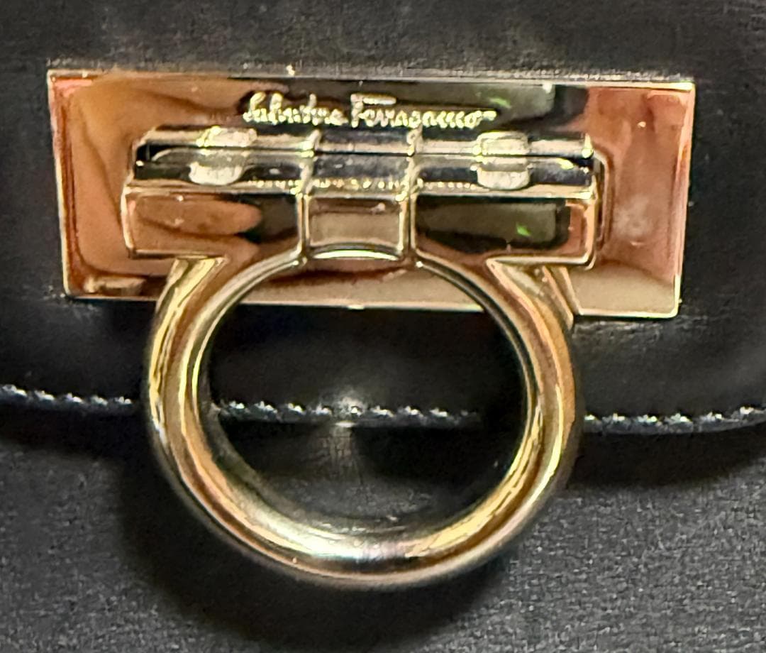 【特別セール中】 はなちゃん:フェラガモ黒 ハンドバッグ/ビジネスバック