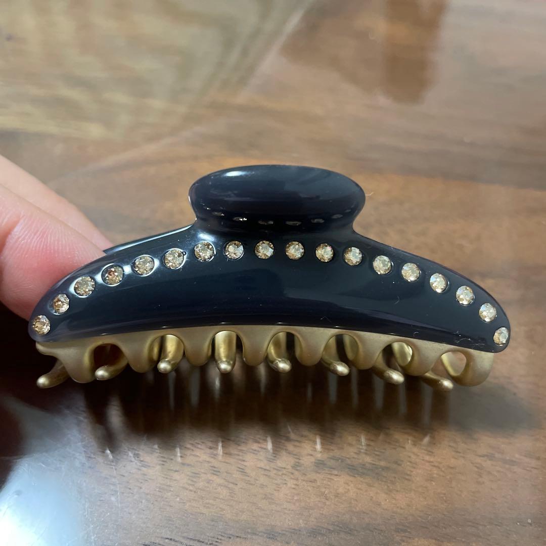 accaのネイビーとゴールドのヘアクリップ