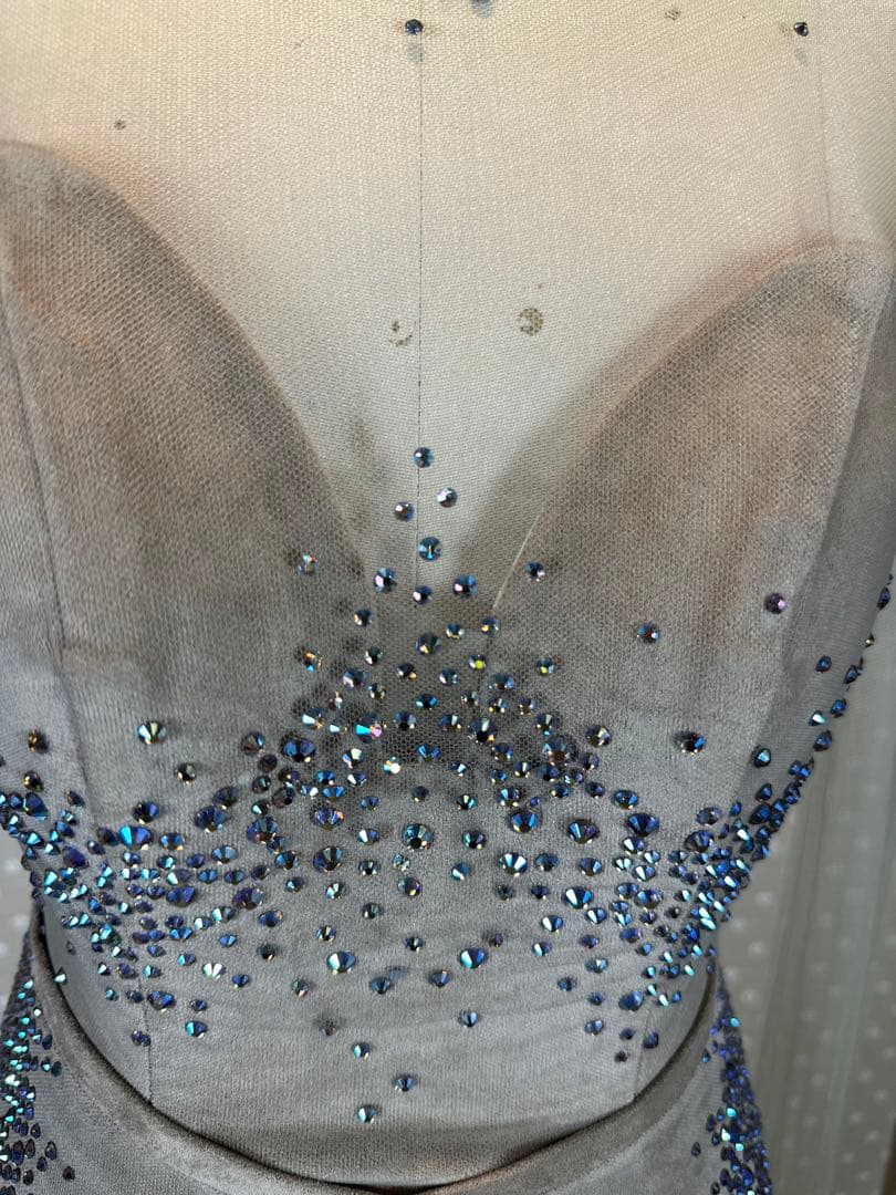 ビーズ装飾付きグレーベージュ色パーティードレス