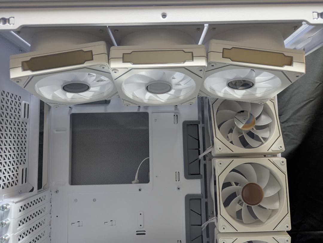 パソコンケース　Constellation C8 White（ファン10個付）