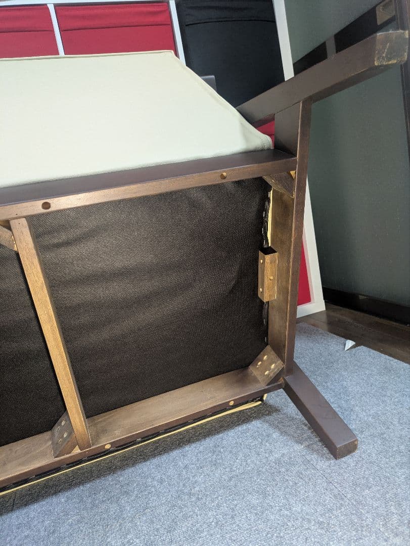 クリーム色 2人掛けソファ モダンデザイン