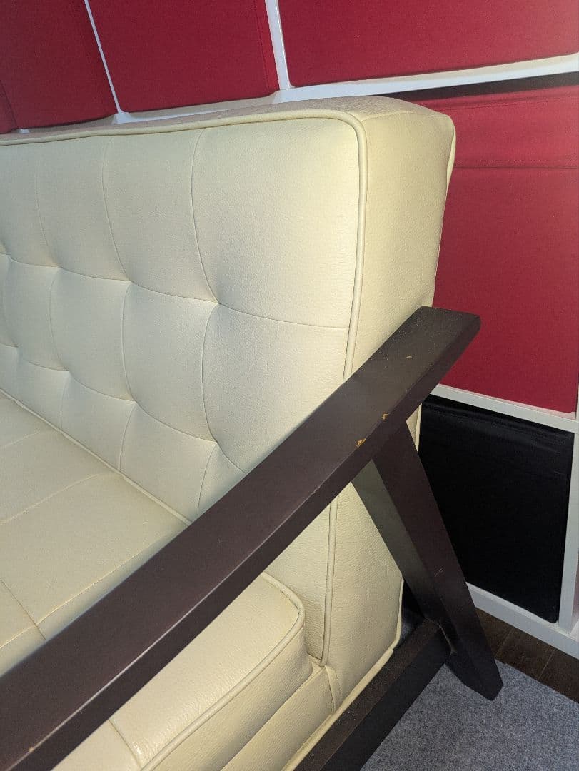 クリーム色 2人掛けソファ モダンデザイン