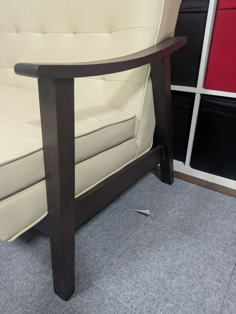 クリーム色 2人掛けソファ モダンデザイン