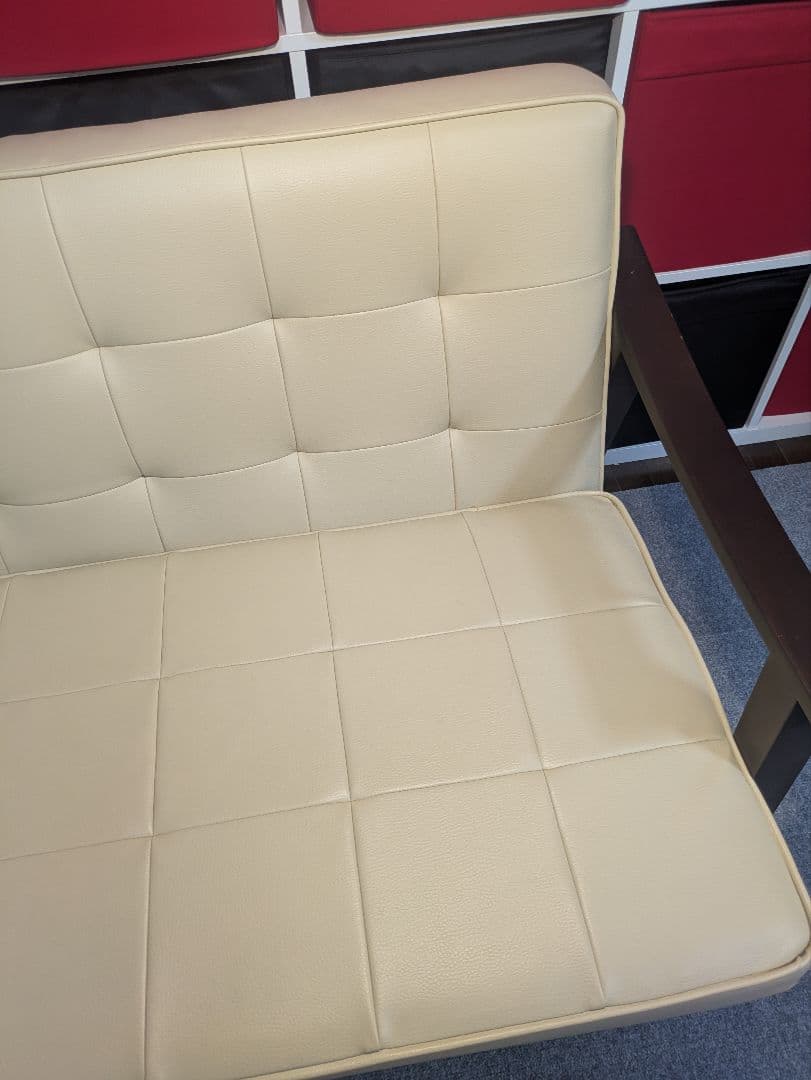 クリーム色 2人掛けソファ モダンデザイン