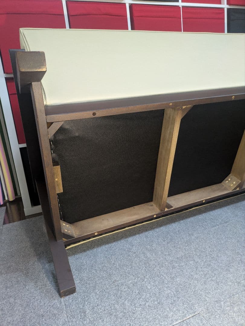 クリーム色 2人掛けソファ モダンデザイン