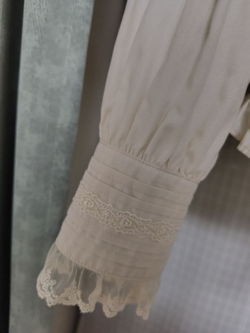 d*7様 イノセントワールド　レースフリル　タックブラウス