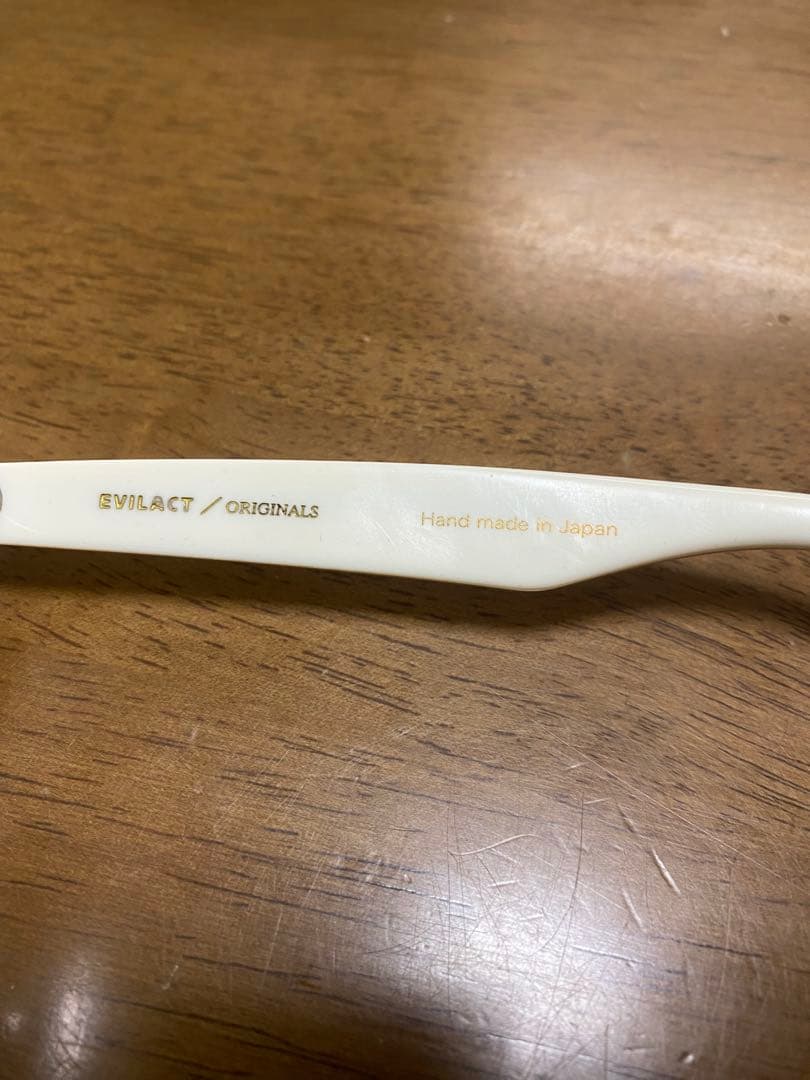 イーブルアクト調光サングラス