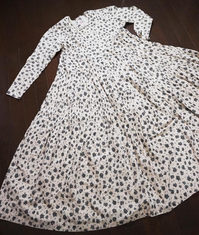 ワンダフルワールド♡モノトーンバラ♡ピンタックデザインのワンピース