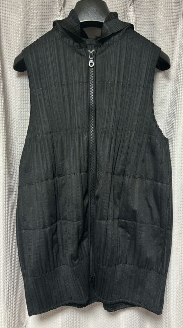 プリーツプリーツ　パーカーノースリベスト　サイズ3　美品