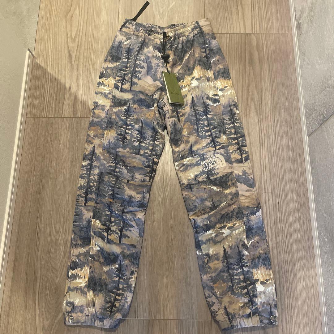 【新品未使用】グッチ　ノースフェイス　フォレスト柄パンツ　663742