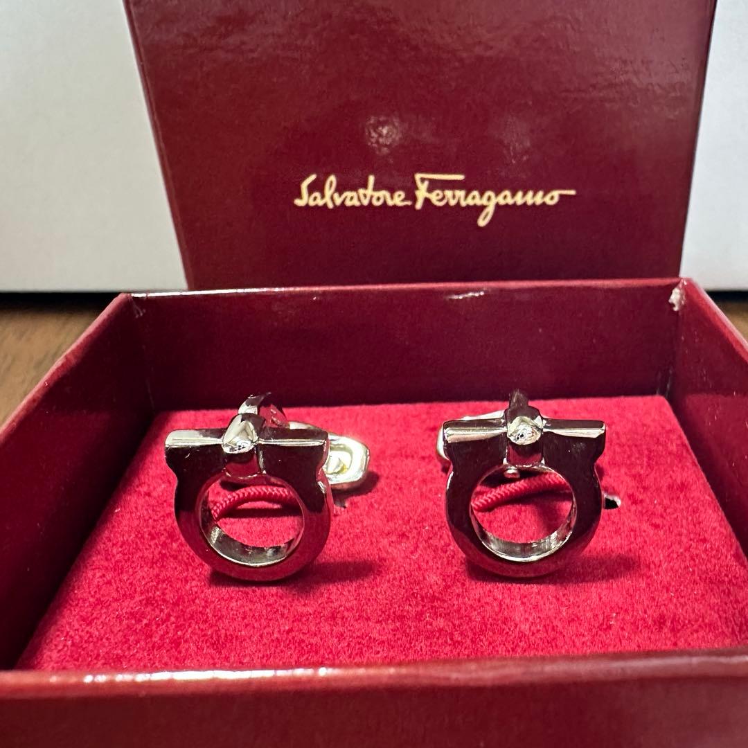 サルヴァトーレフェラガモ カフス