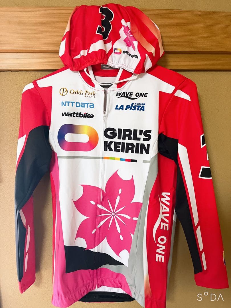 旧ガールズケイリンユニフォームとメットキャップ 3番車