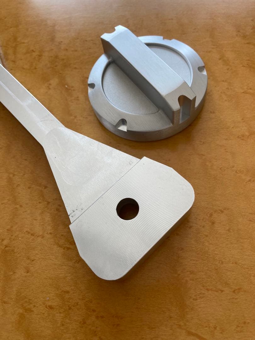 FJクルーザー用アルミ切り出しバッテリーマウントブラケットとキャップ