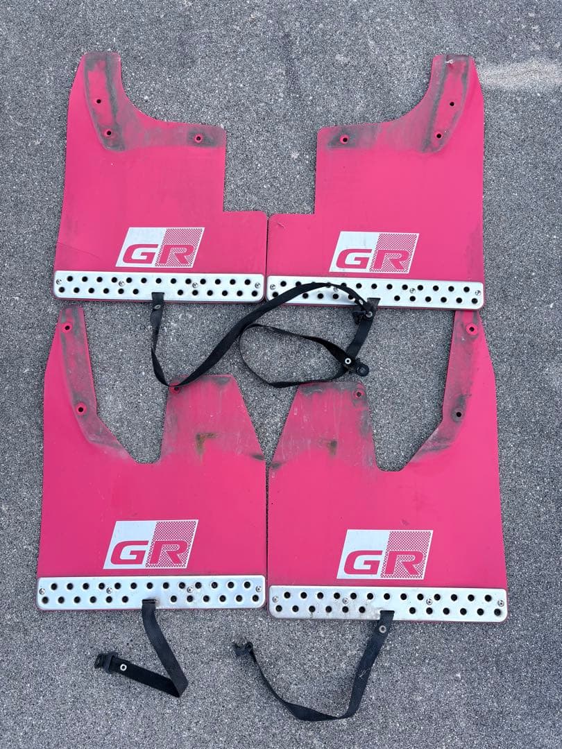 トヨタ　ハイラックス専用GR 純正マッドフラップ レッド