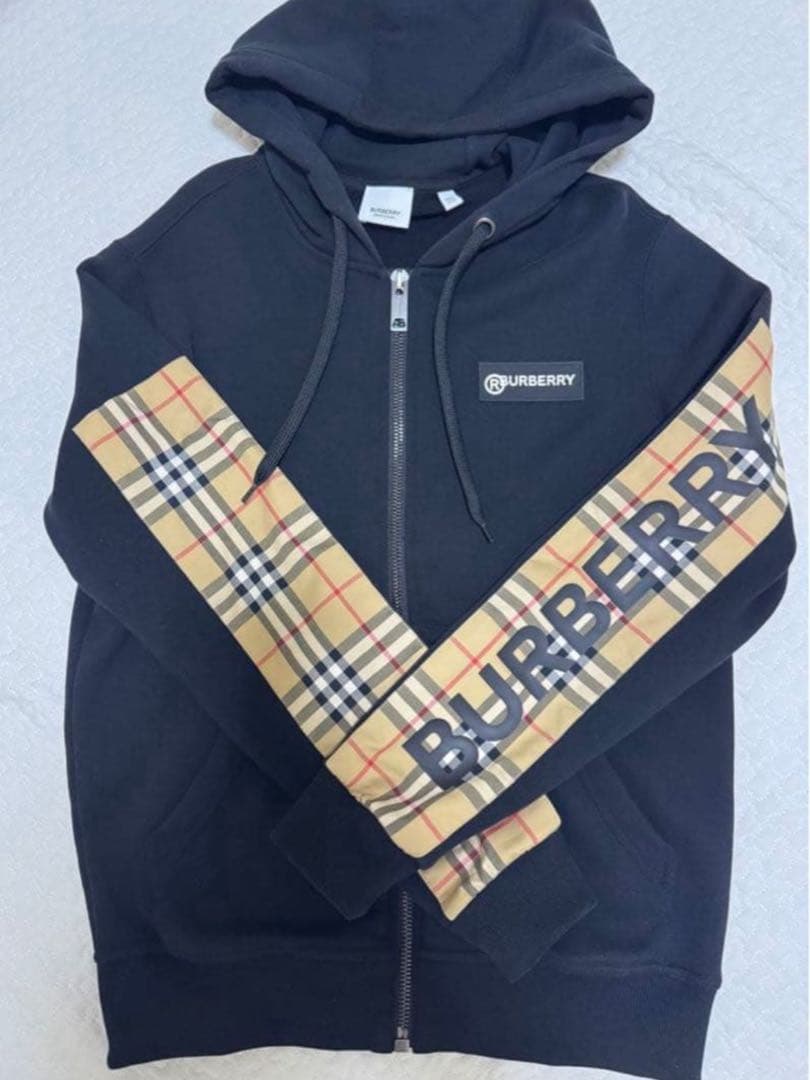 バーバリー パーカー　チェック　黒