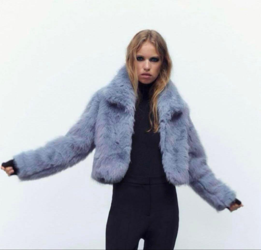 薄い青色のショートファーコート