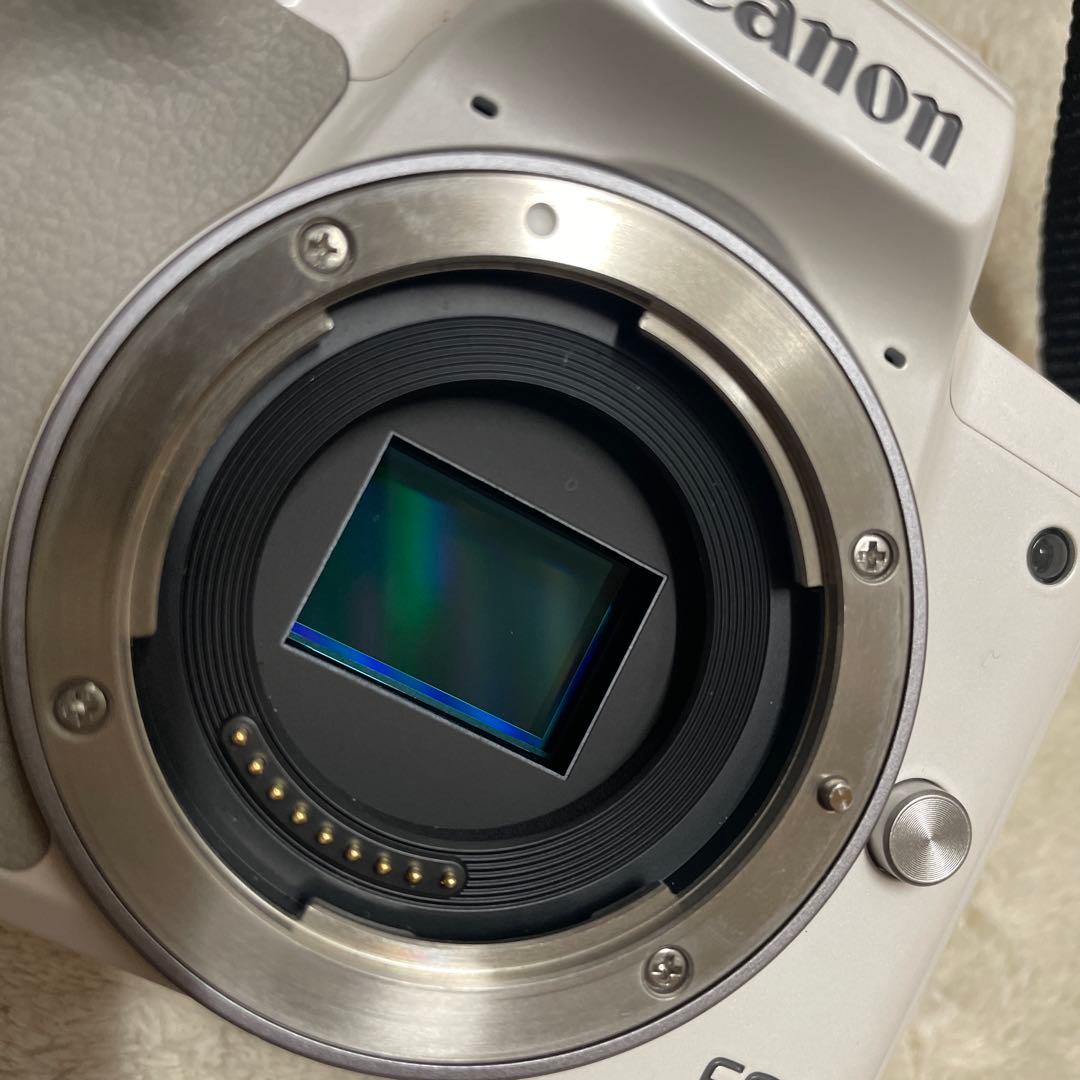 ホワイトCanon EOS Kiss M ダブルズームキット