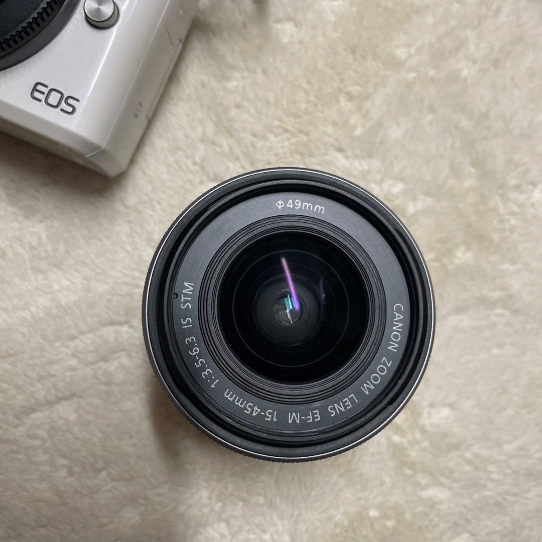 ホワイトCanon EOS Kiss M ダブルズームキット