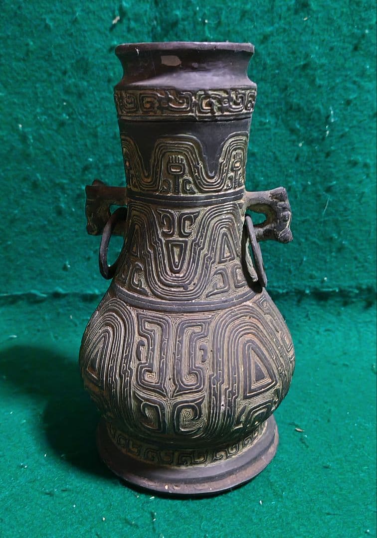 幾何学模様の銅製花瓶　蓋付壺　中国製