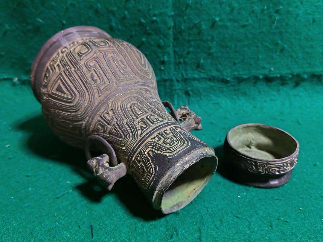 幾何学模様の銅製花瓶　蓋付壺　中国製