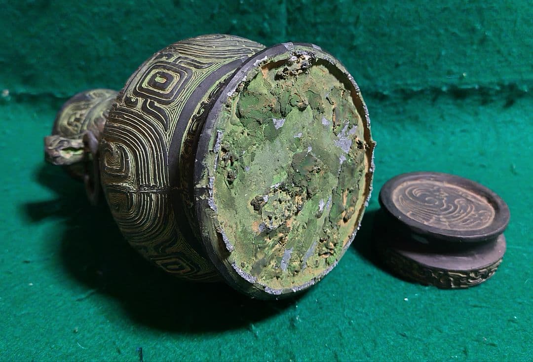 幾何学模様の銅製花瓶　蓋付壺　中国製