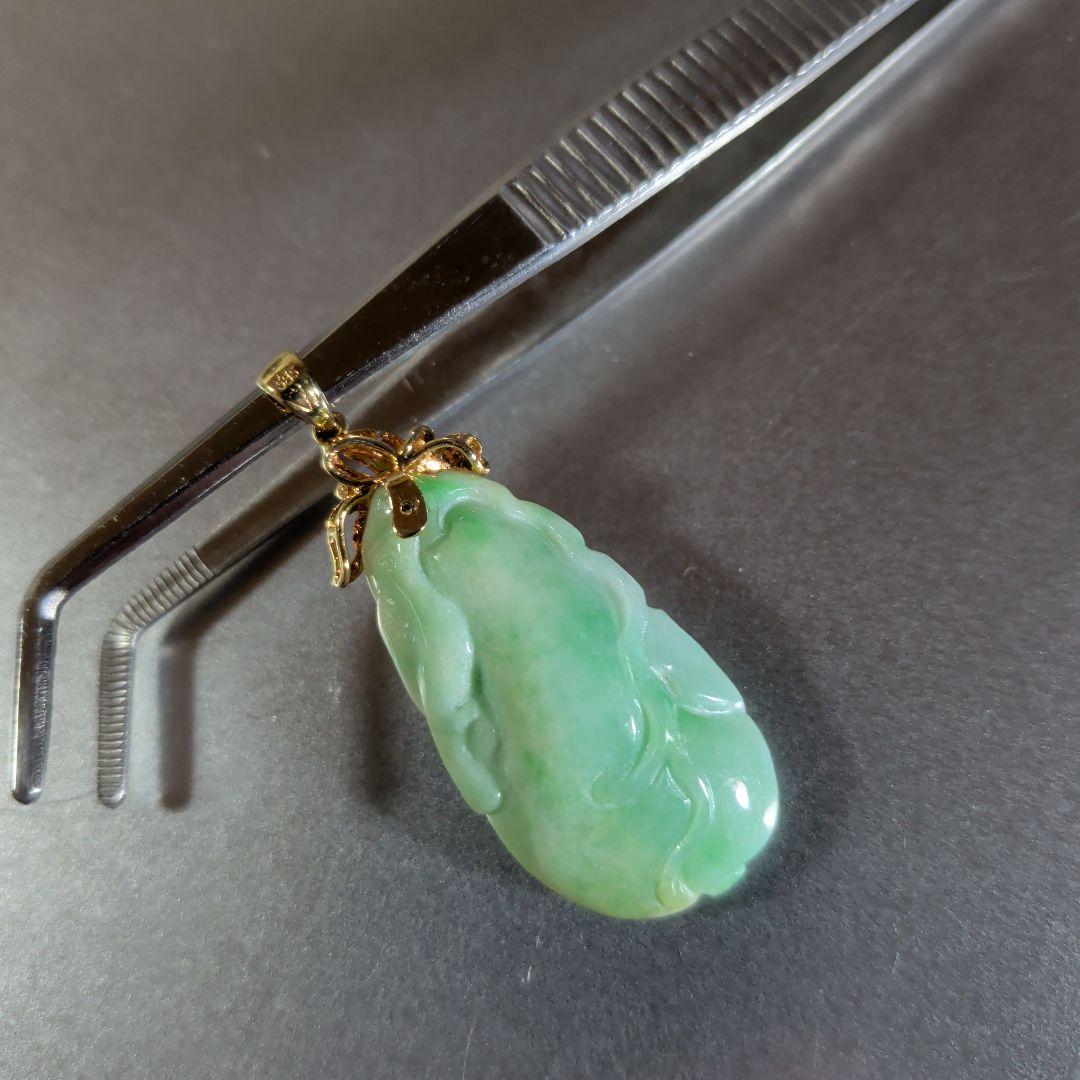 ペンダントトップ　K14　585　YG　天然ひすい　ジェダイト　彫刻　鑑別書付