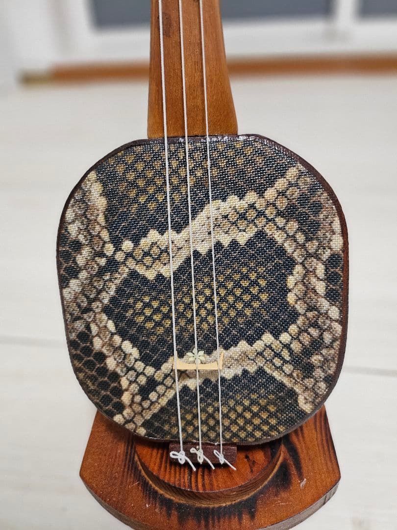 ミニマム三線本体 木製 ヘビ柄装飾 3弦 スタンド付き