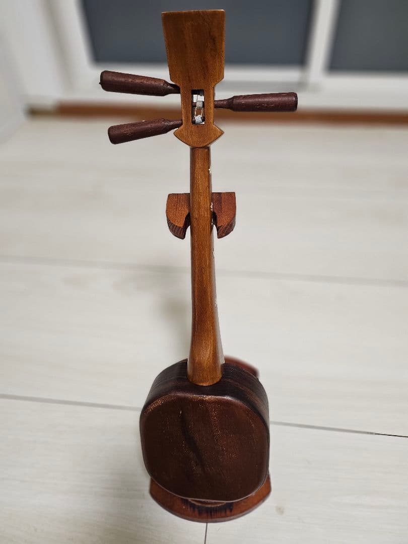 ミニマム三線本体 木製 ヘビ柄装飾 3弦 スタンド付き