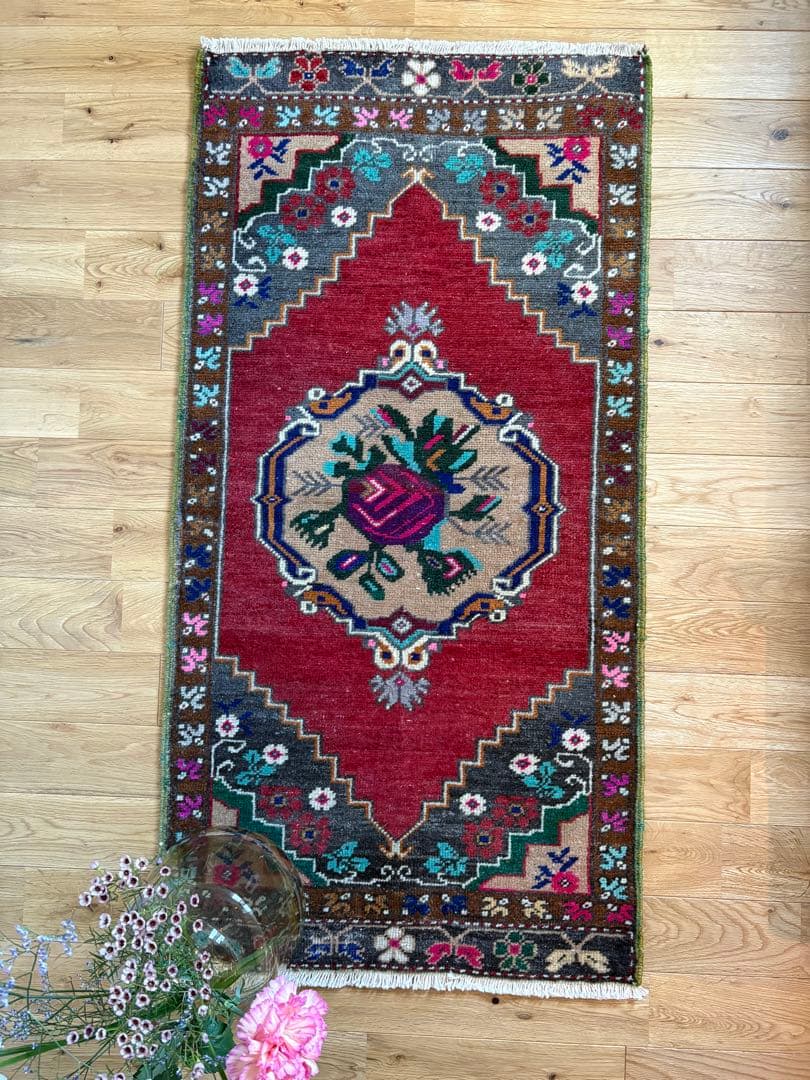 スモールサイズ　赤い花柄のヴィンテージラグ　トルコアナトリア地方