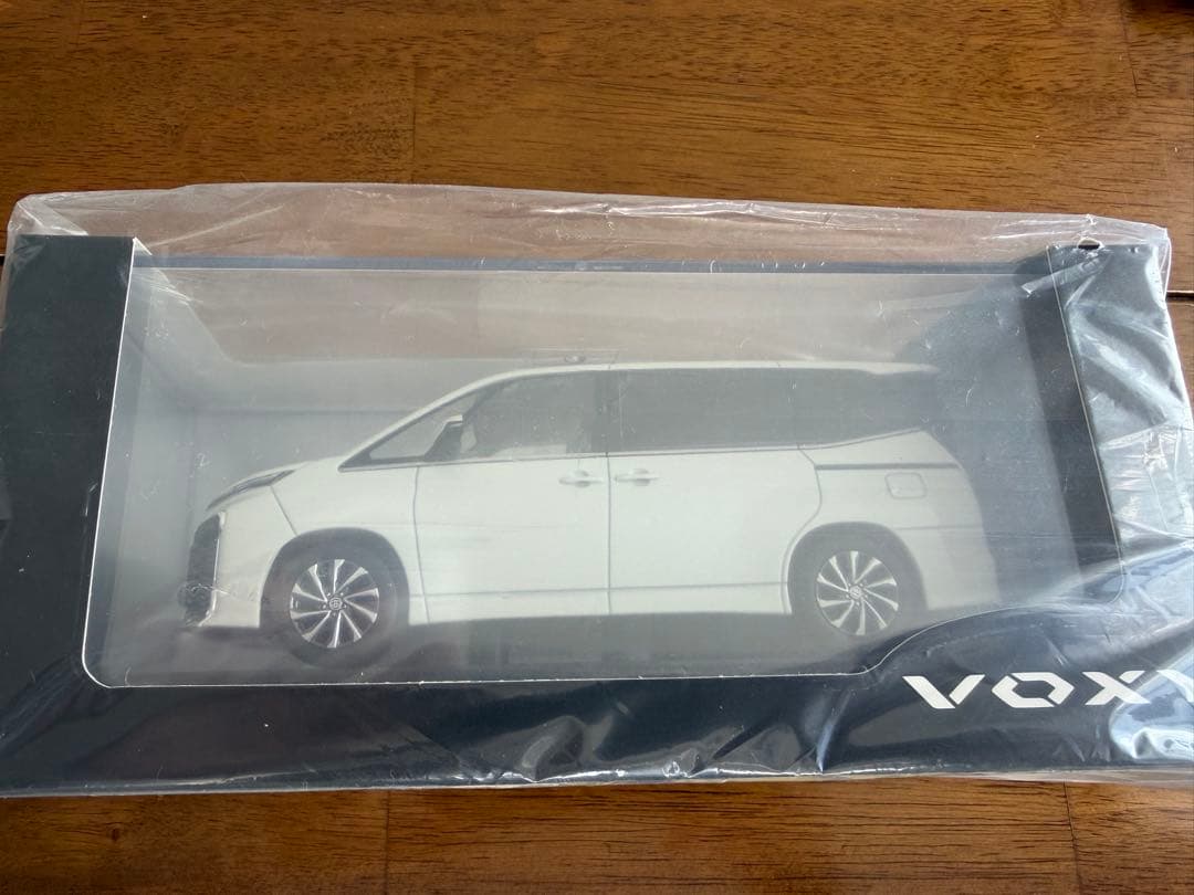 VOXY ミニカー 1/30スケール ホワイトパール