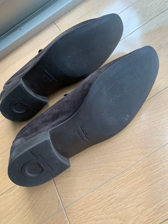 数回着用のみ美品フェラガモ　タッセルローファー、スリッポン、スウェード