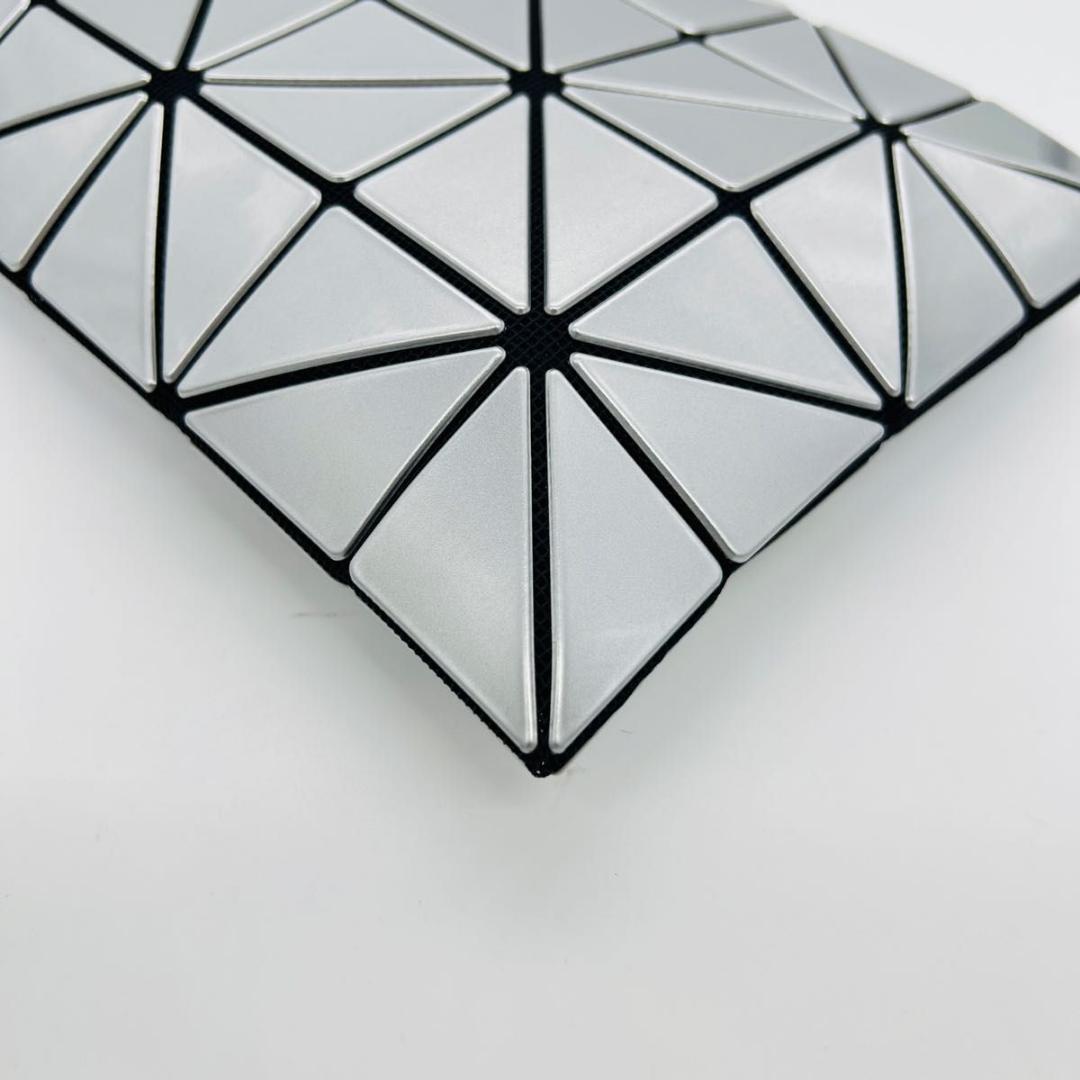 イッセイミヤケバオバオ 未使用　バオバオ クラッチ　バッグ シルバー PVC