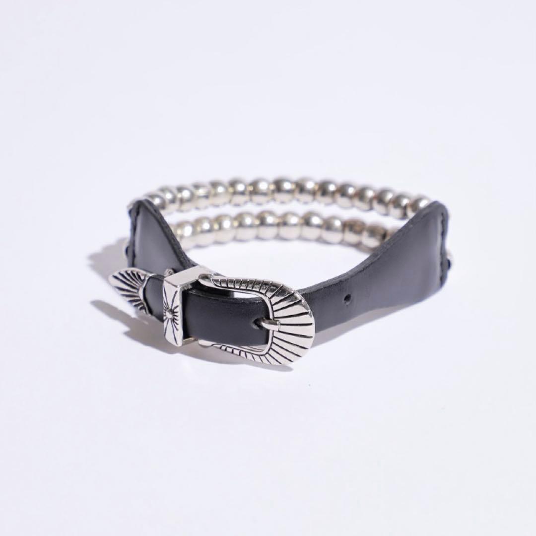 TOGA PULLA トーガ プルラ　メタルバングル　黒　レザー　異素材コンビ