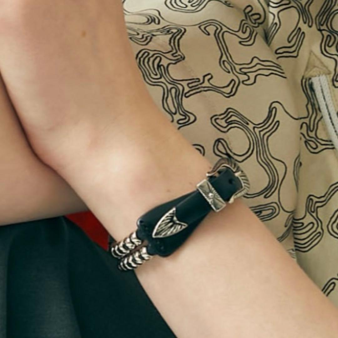 TOGA PULLA トーガ プルラ　メタルバングル　黒　レザー　異素材コンビ