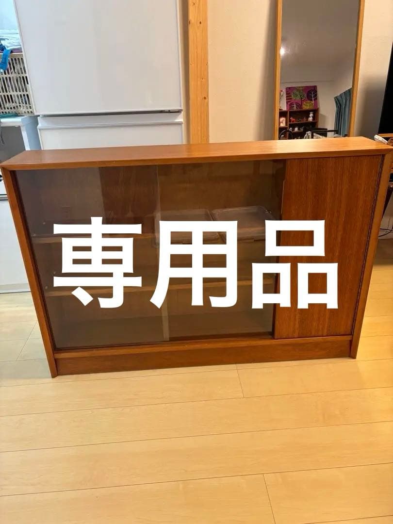 ウッド調ガラス扉キャビネット