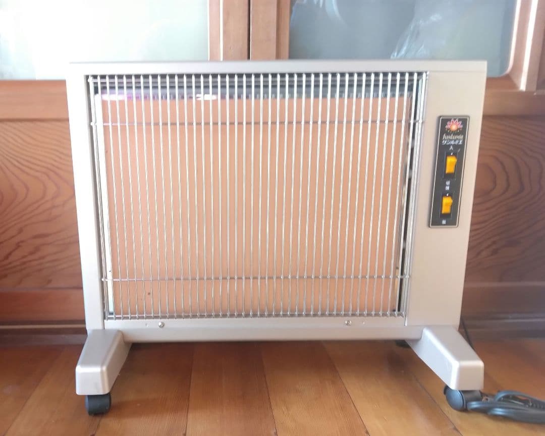 遠赤外線暖房器　サンルミエ Cute E800LS