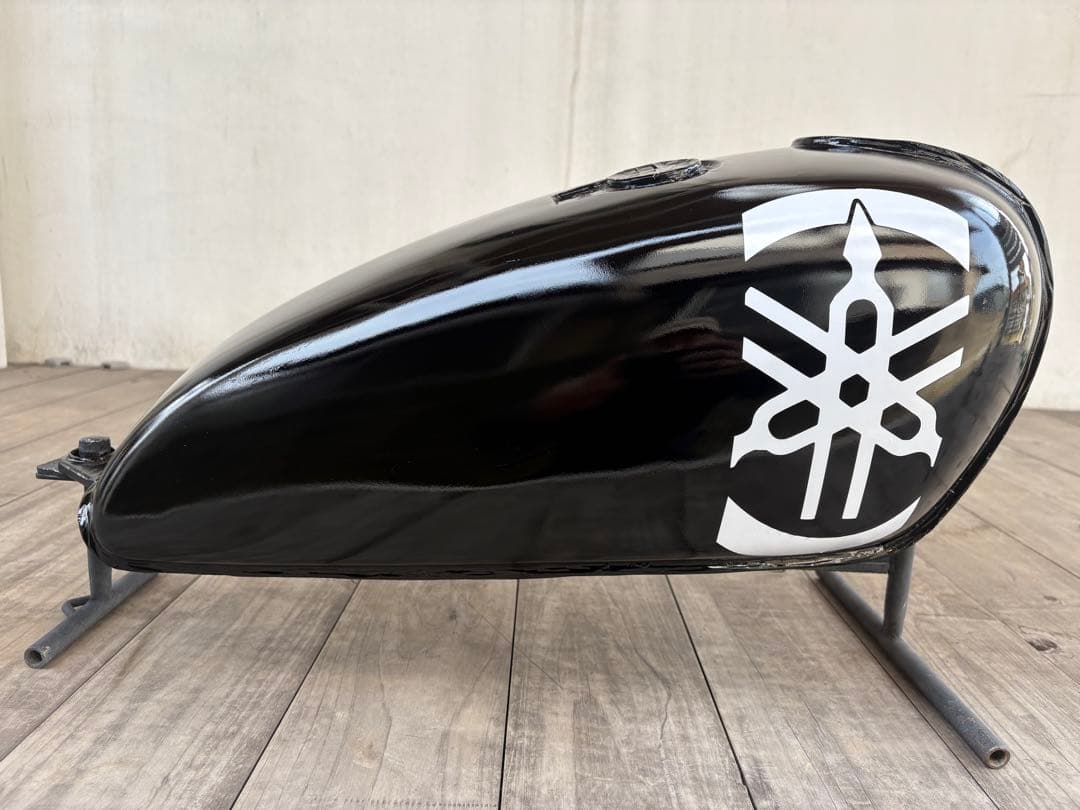 R*a様 SR400 タンク　艶ありブラック＆音叉ホワイトステッカー　自家塗装