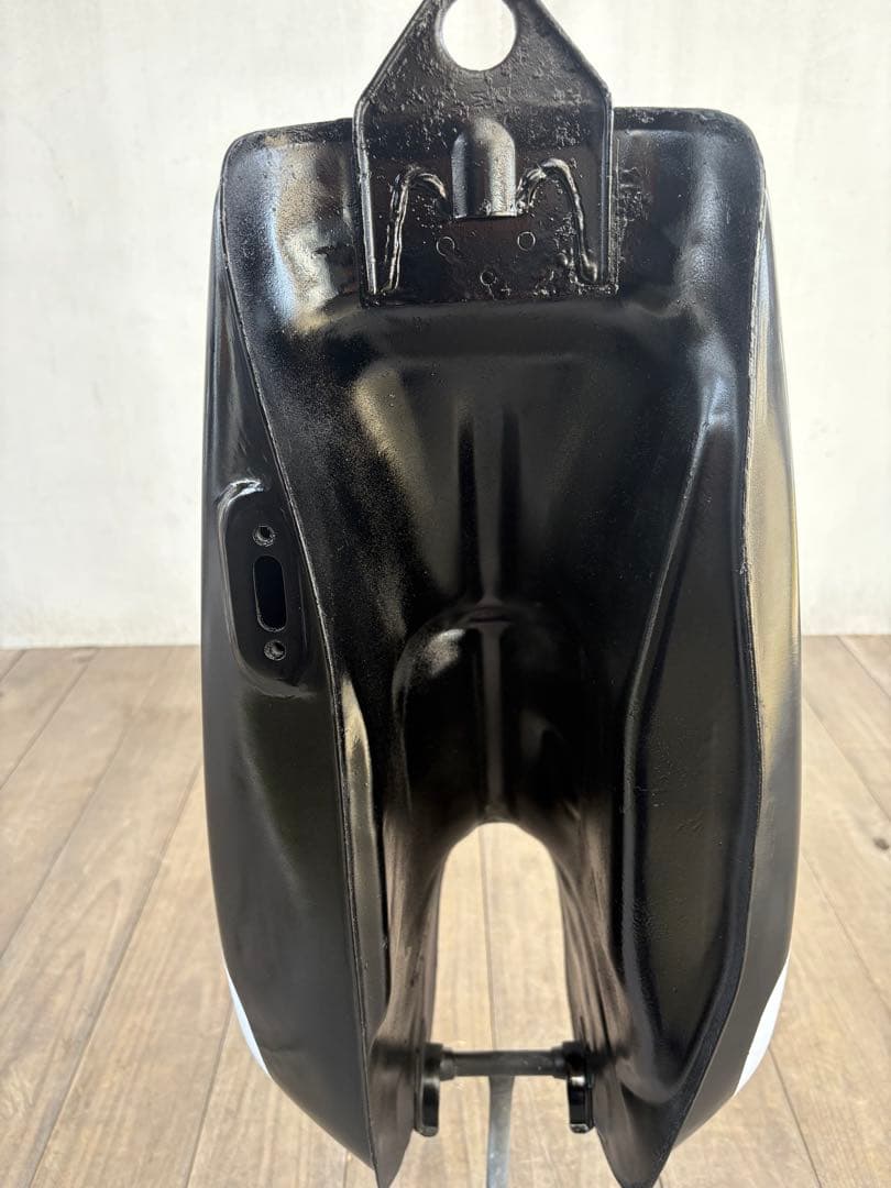 R*a様 SR400 タンク　艶ありブラック＆音叉ホワイトステッカー　自家塗装