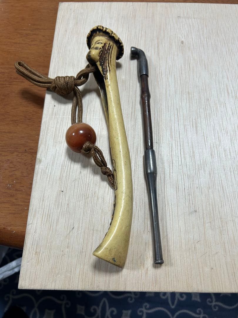 珍品 古い鹿骨の煙管入れと銀製のキセル 印有り