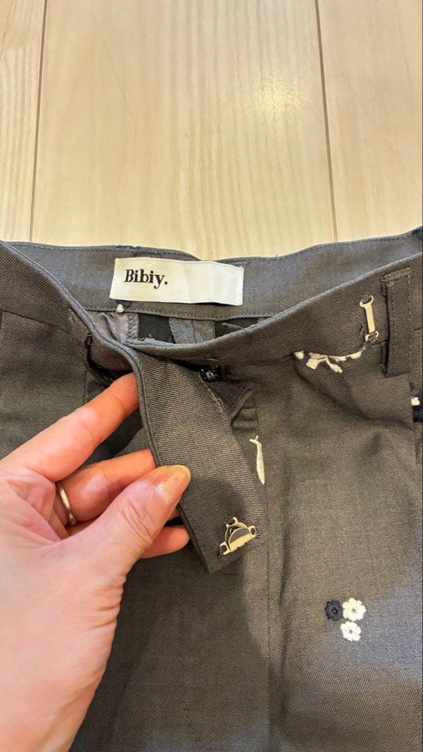 bibiy 刺繍入りグレー ハーフパンツ