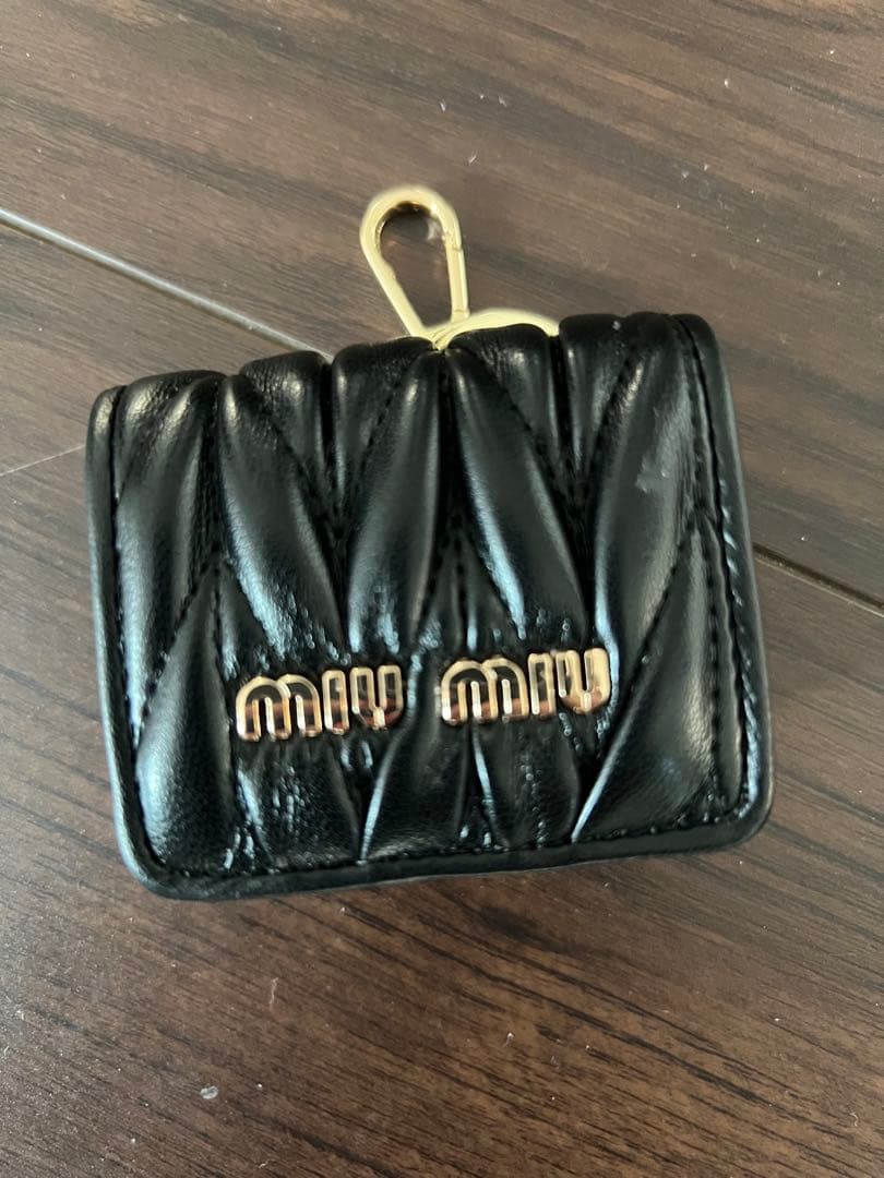 MIU MIU ロゴ　イヤホン AirPodsケース ミュウミュウ マトラッセ