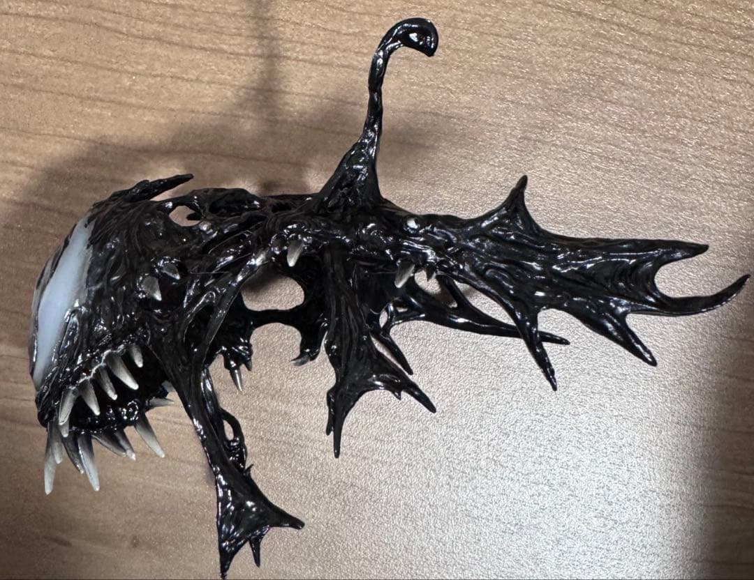 ホットトイズ　スパイダーマンブラックスーツボーナスアクセサリー台座＆シンビオート