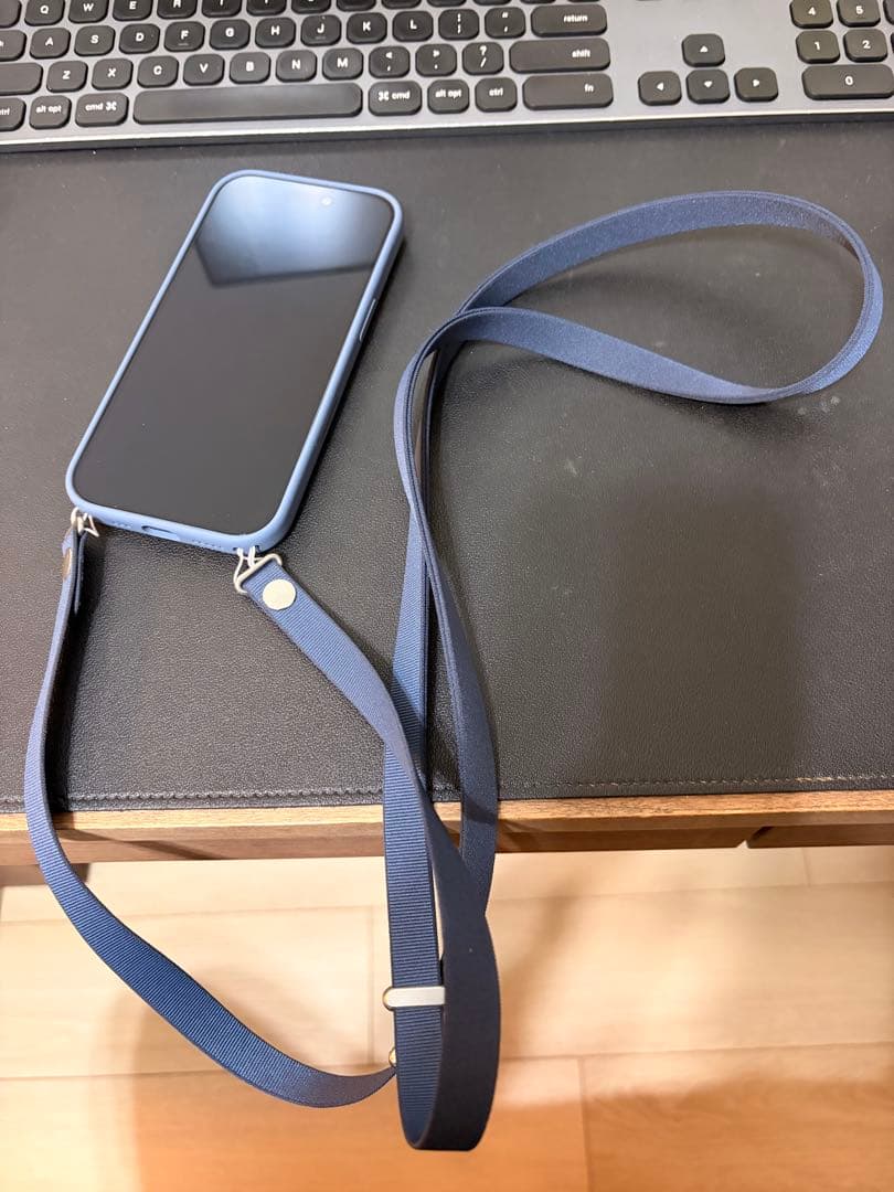 【ほぼ新品】iPhone17:256GB(ケース・ストラップ付き)