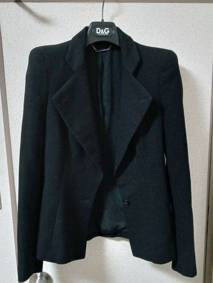 アレキサンダー・マックイーンのパワーショルダージャケット。